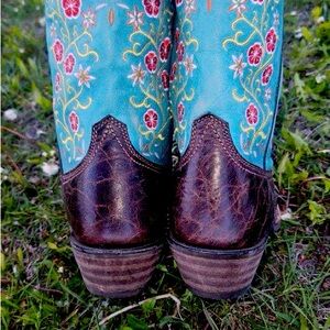 ariat flower cowboy boots